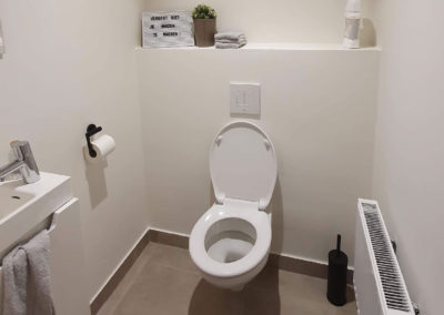 Een hangtoilet in een badkamer plaatsen